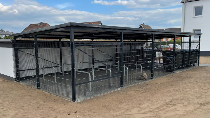 Fahrradeinhausung mit Stabmattenzaun in anthrazit