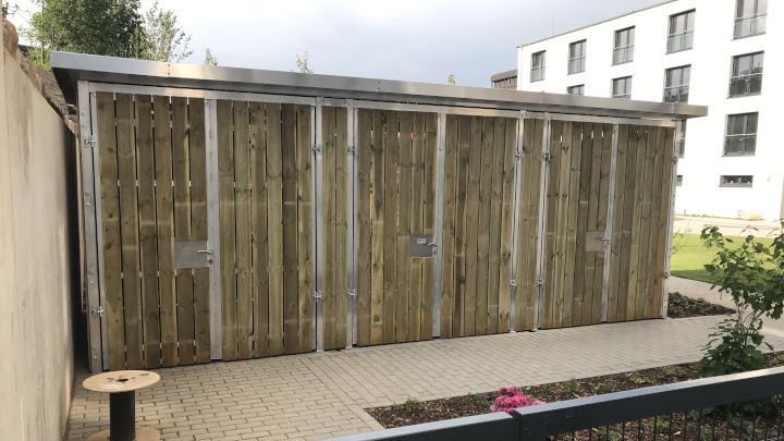 Müllhaus mit Holzwänden