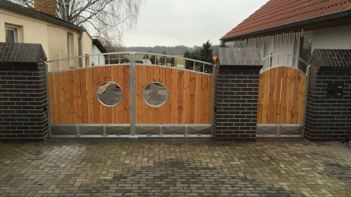 elektrisches Zauntor mit Holz verziert